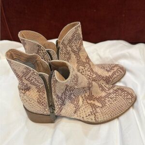 Seychelles Anthropologie Snakeskin Beige Exotic Penny Ankle Boots Booties Zip 7